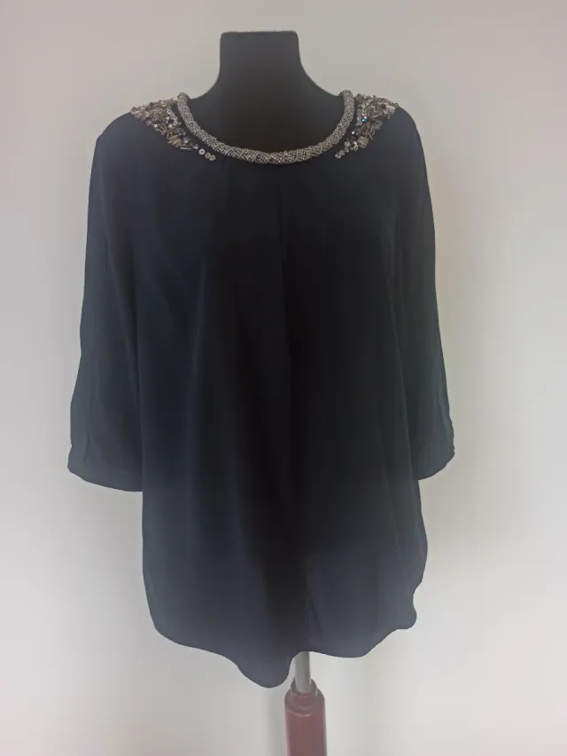 Blusa azul marino con pedrería