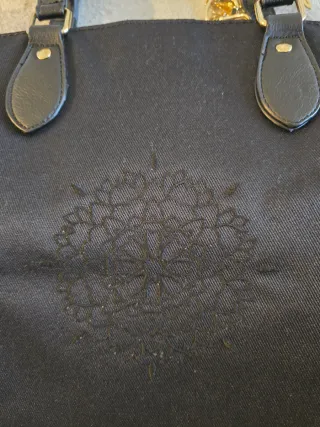 Bolso negro con diseño floral