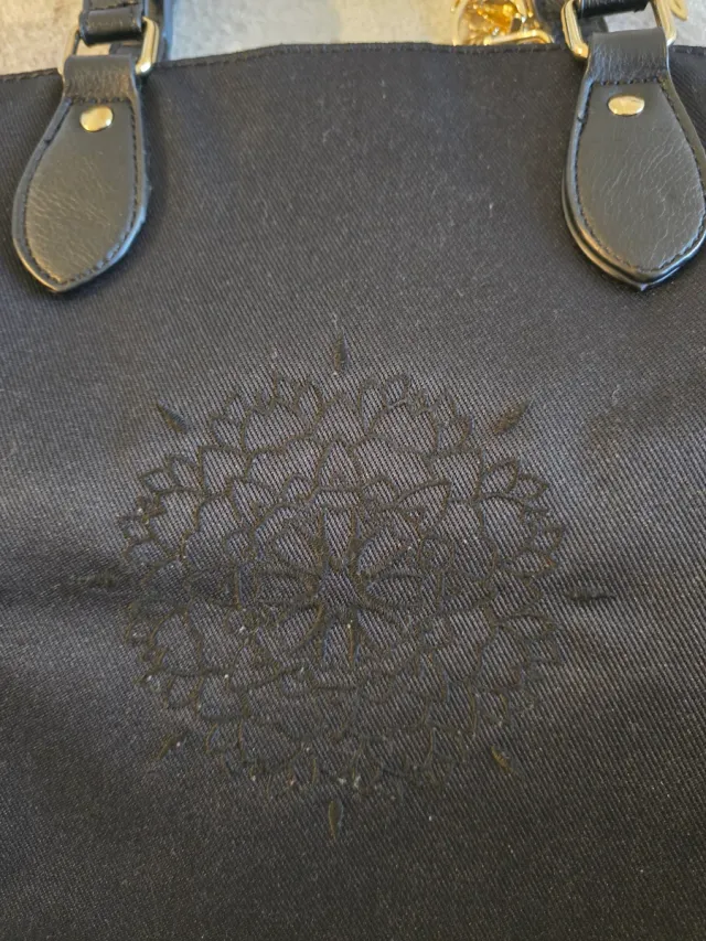 Bolso negro con diseño floral