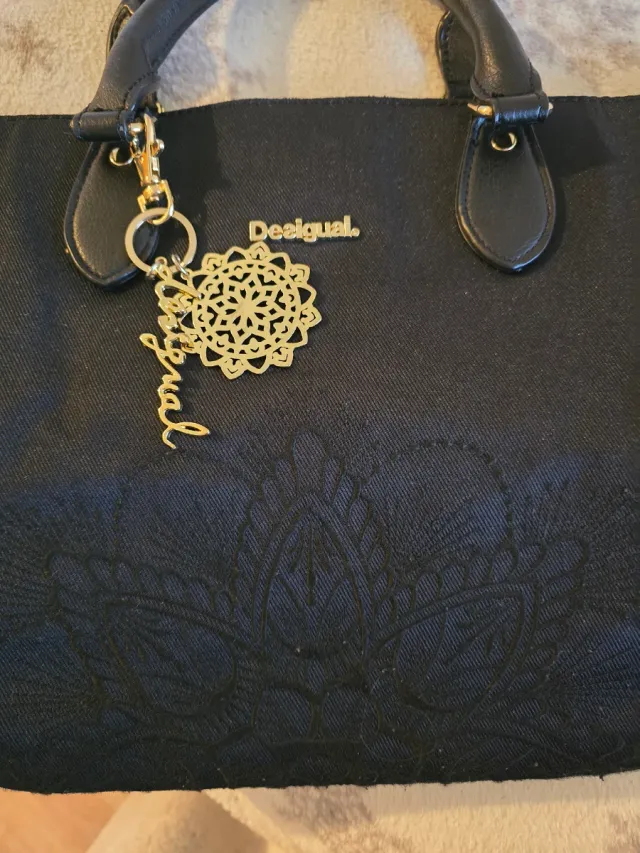 Bolso negro con diseño floral