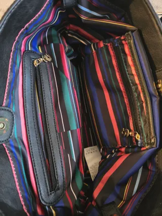 Bolso negro con diseño floral