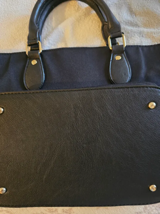 Bolso negro con diseño floral