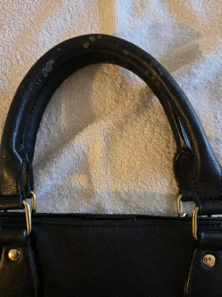 Bolso negro con diseño floral