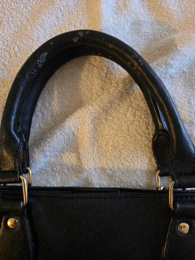 Bolso negro con diseño floral