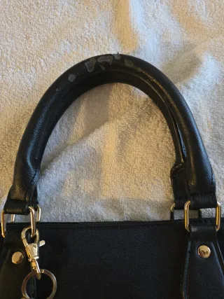 Bolso negro con diseño floral