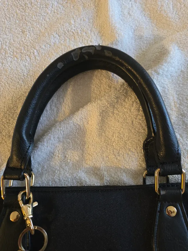 Bolso negro con diseño floral