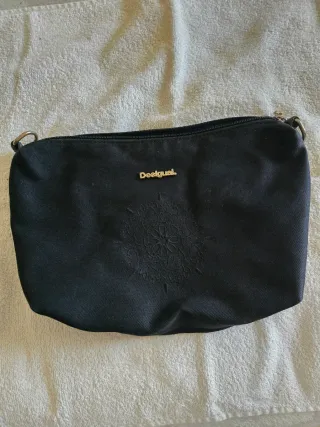 Bolso negro con diseño floral