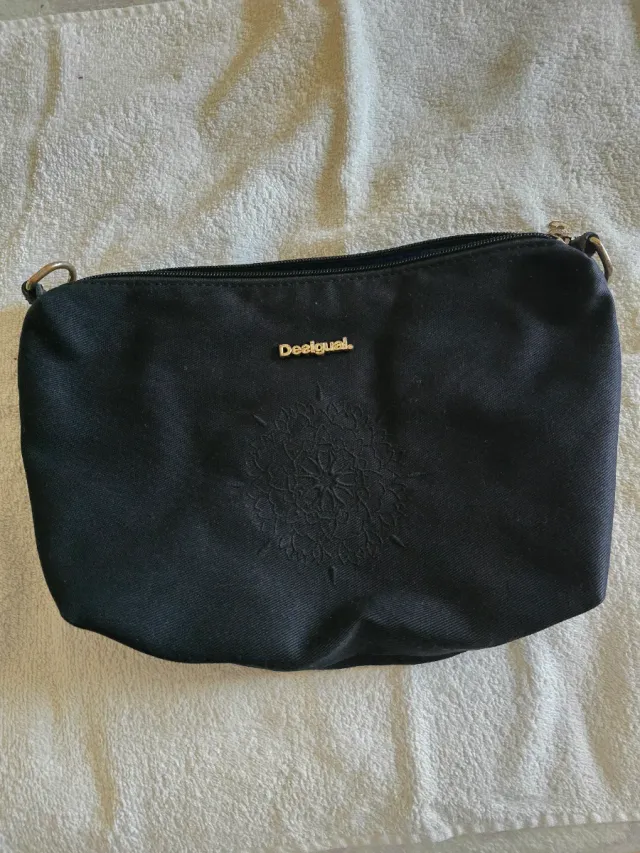 Bolso negro con diseño floral