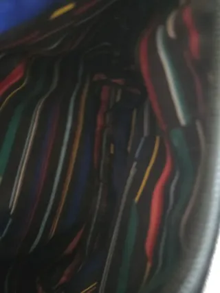 Bolso negro con diseño floral