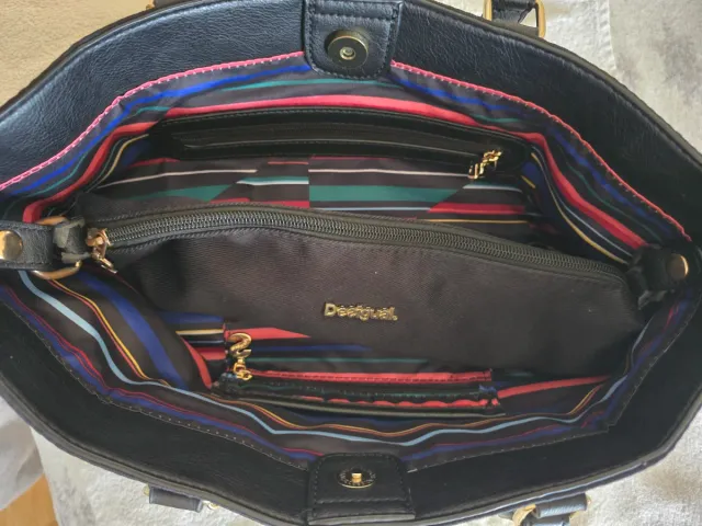 Bolso negro con diseño floral