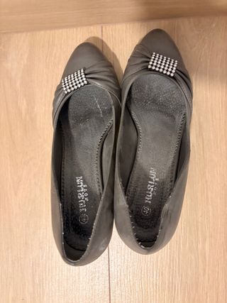 Zapatos grises talla 40 con detalle plateado