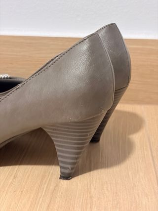 Zapatos grises talla 40 con detalle plateado