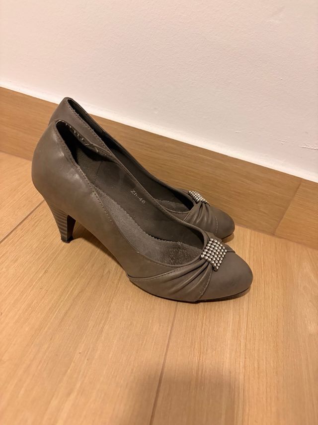 Zapatos grises talla 40 con detalle plateado