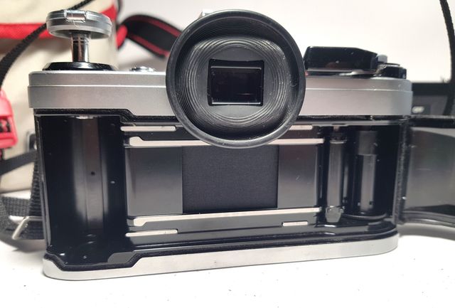 Canon AE-1 + Lente FD 50mm 1:1.8 + Accesorios