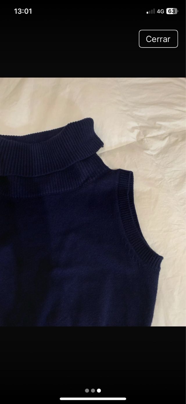 Jersey Zara cuello alto sin mangas azul.