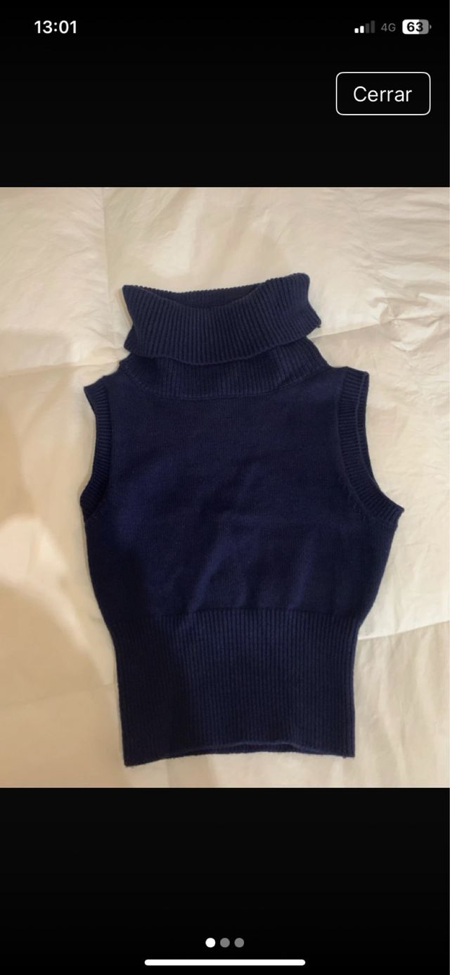 Jersey Zara cuello alto sin mangas azul.