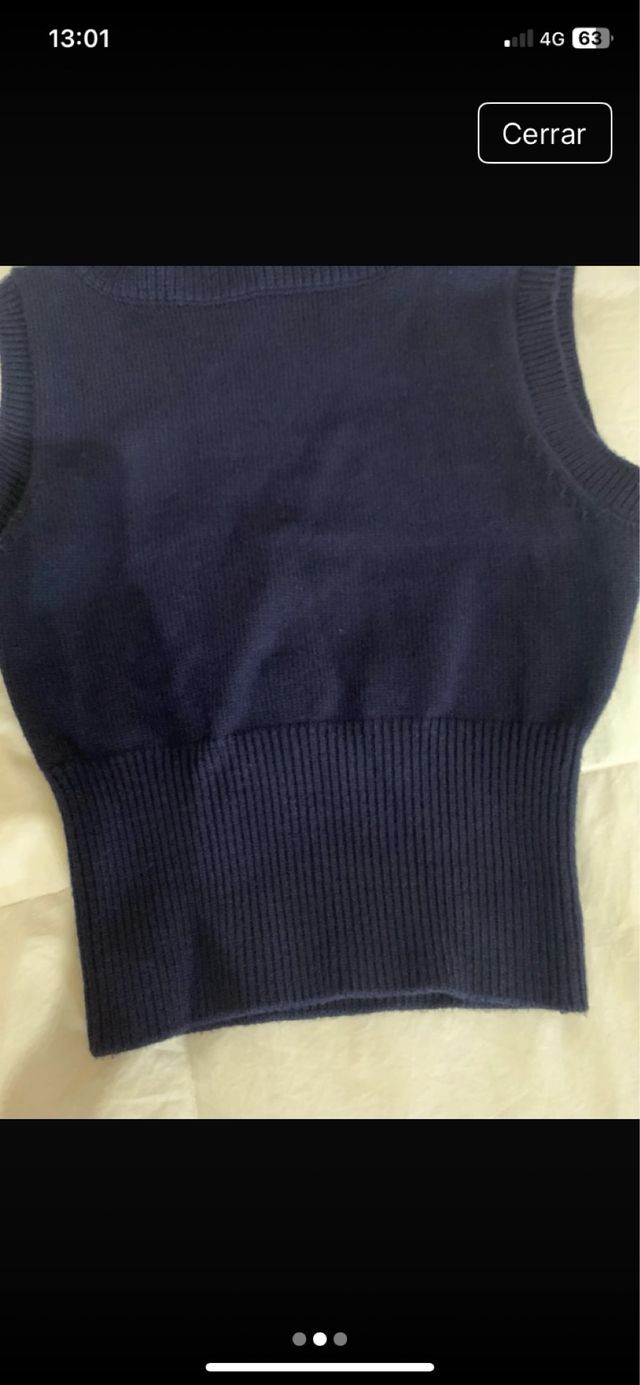 Jersey Zara cuello alto sin mangas azul.