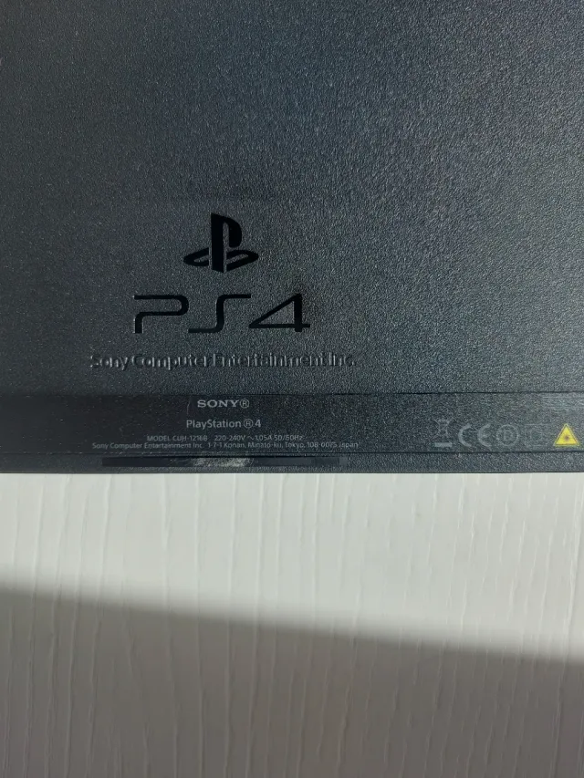 Consola Sony PS4 Negra con mando compatible