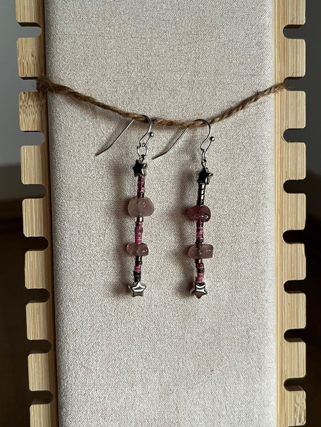 Pendientes artesanales en Rosa y chips cuarzo rosa