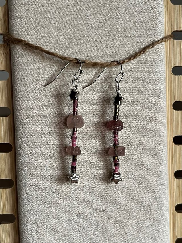 Pendientes artesanales en Rosa y chips cuarzo rosa