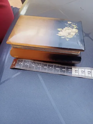 Joyero antiguo de mármol con flores