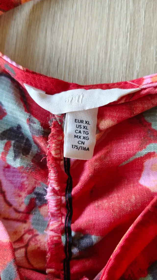 Top - Camiseta floral roja elegante