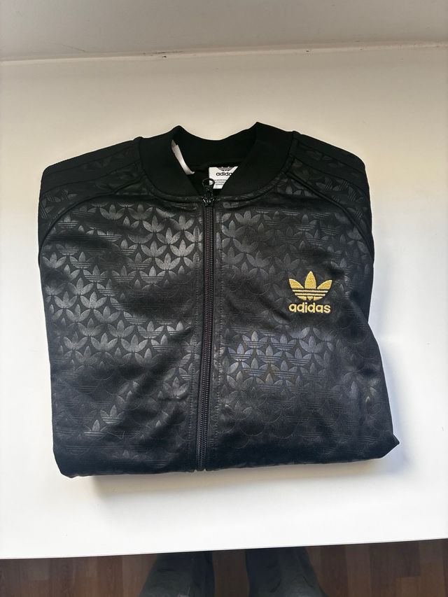 Conjunto Adidas Negro y Dorado
