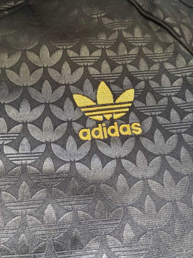 Conjunto Adidas Negro y Dorado
