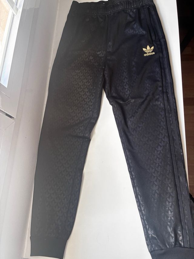 Conjunto Adidas Negro y Dorado