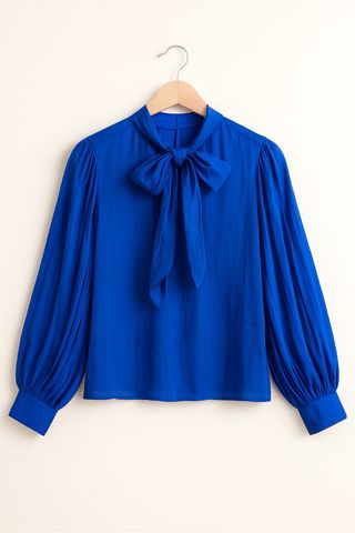 Blusa azul con lazada