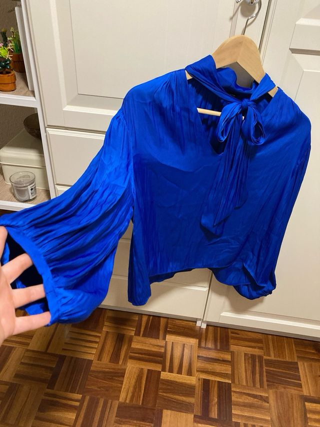 Blusa azul con lazada