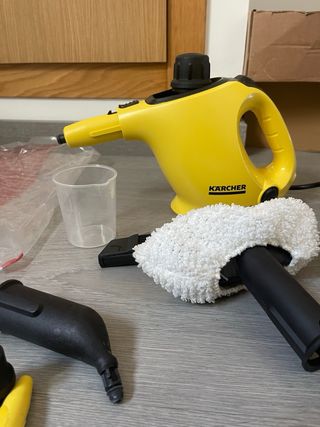 Vaporera Karcher con accesorios.