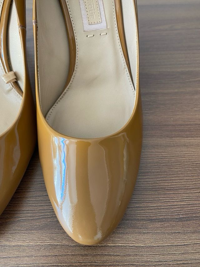 Zapatos de tacón Uterqüe color camel