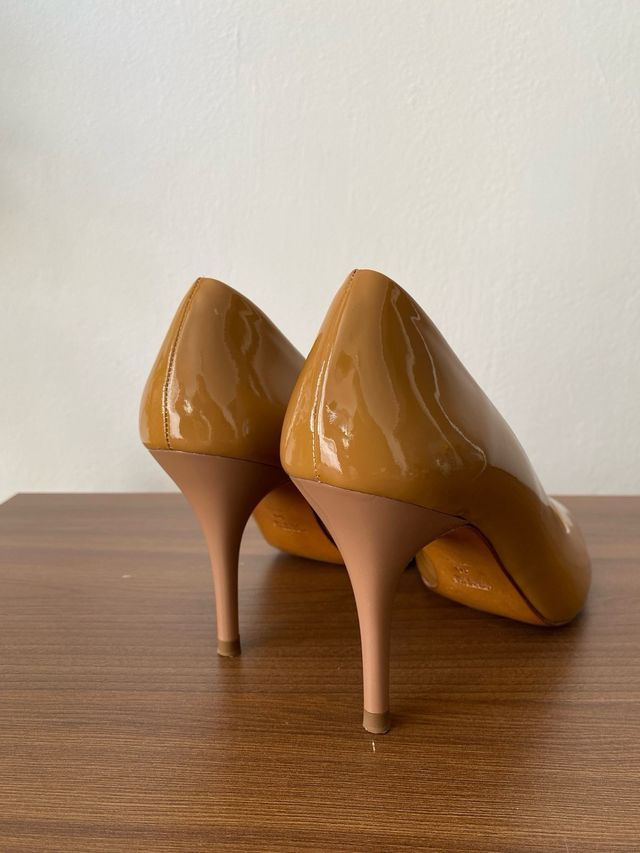 Zapatos de tacón Uterqüe color camel