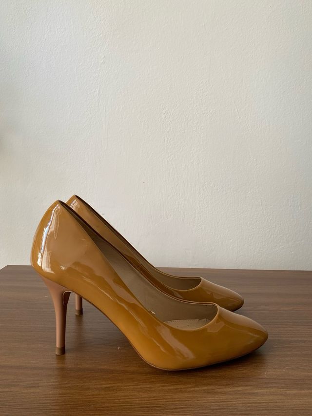 Zapatos de tacón Uterqüe color camel