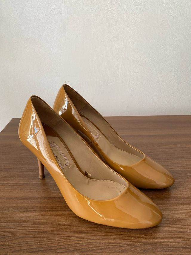 Zapatos de tacón Uterqüe color camel