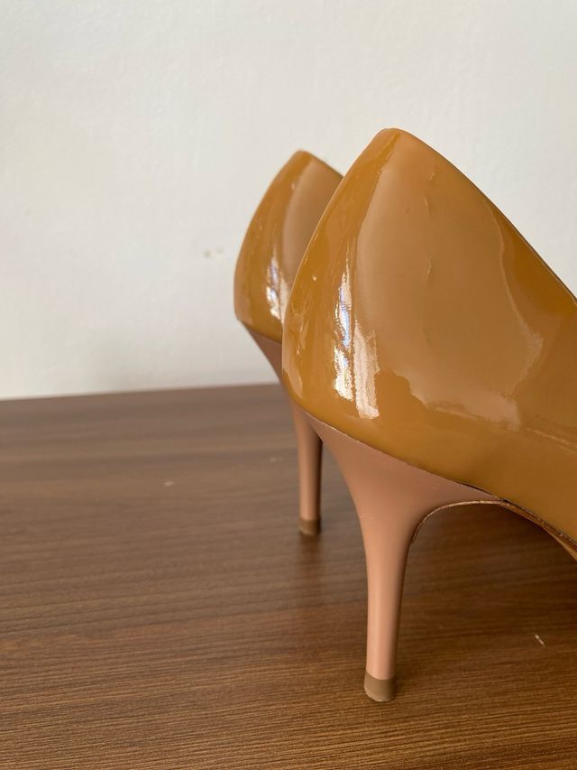 Zapatos de tacón Uterqüe color camel