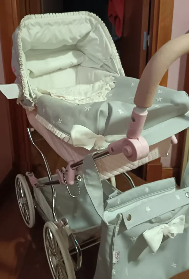 Carro de muñecas clásico con estrellas