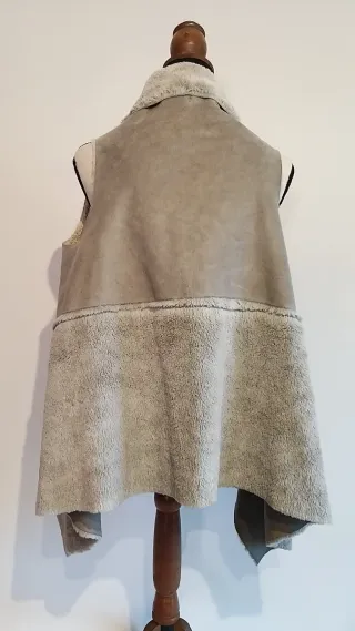 Chaleco de borrego beige y gris