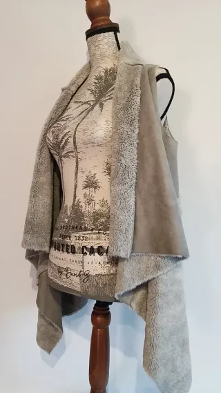 Chaleco de borrego beige y gris