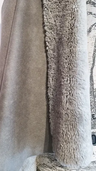 Chaleco de borrego beige y gris