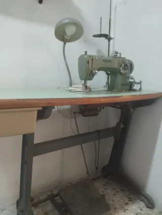 Máquina de coser antigua Refrey con mesa