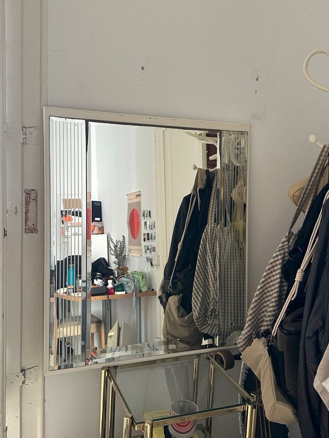 Espejo de pared plateado y blanco