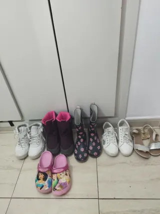 Lote de zapatos Botas , zapatillas y chanclas