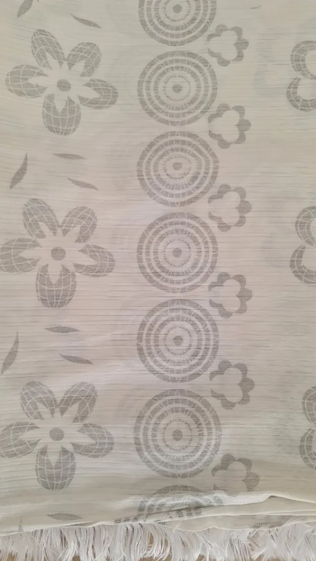 Colcha vintage floral gris y blanco