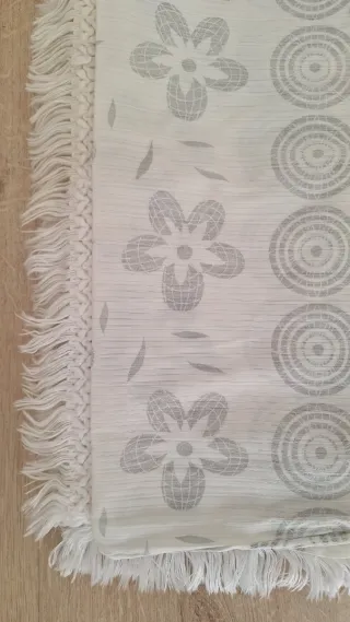 Colcha vintage floral gris y blanco