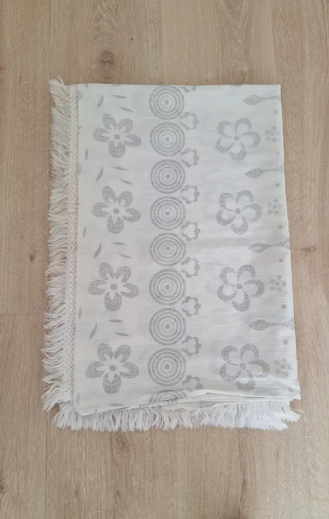 Colcha vintage floral gris y blanco