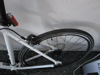 Bicicleta de carretera blanca van rysel