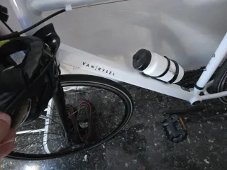 Bicicleta de carretera blanca van rysel