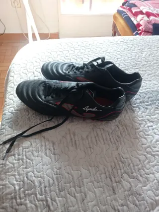Botas de fútbol con tacos negras y rojas